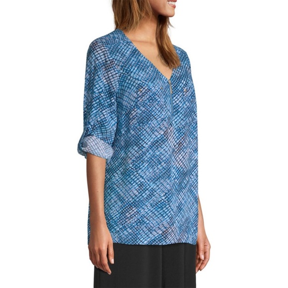 NWT East 5th Zip V-Neck 3/4 Sleeve Roll Tab Blouse - Picture 2 of 4